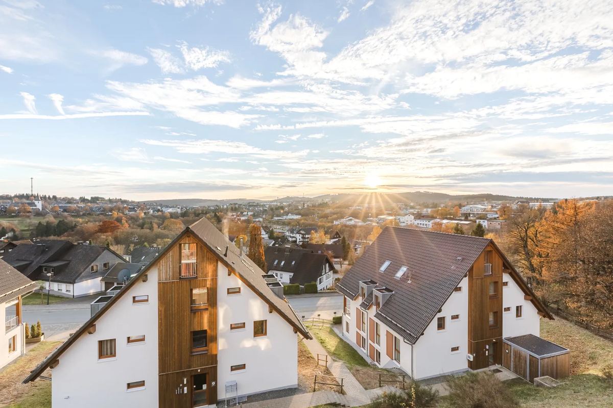 Ferienhäuser über dem Ort bei Sonnenuntergang