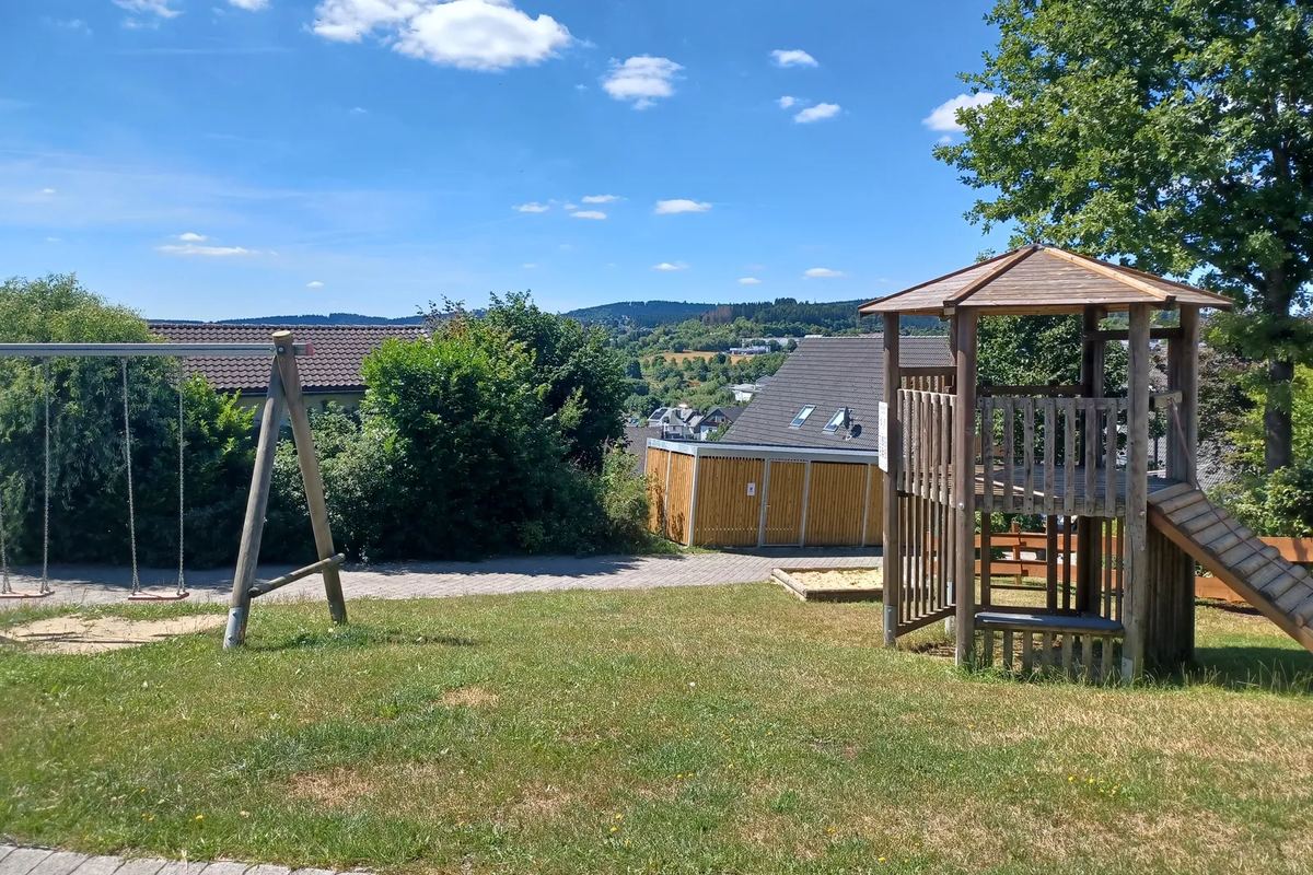 Spielplatz mit Schaukel und Klettergerüst