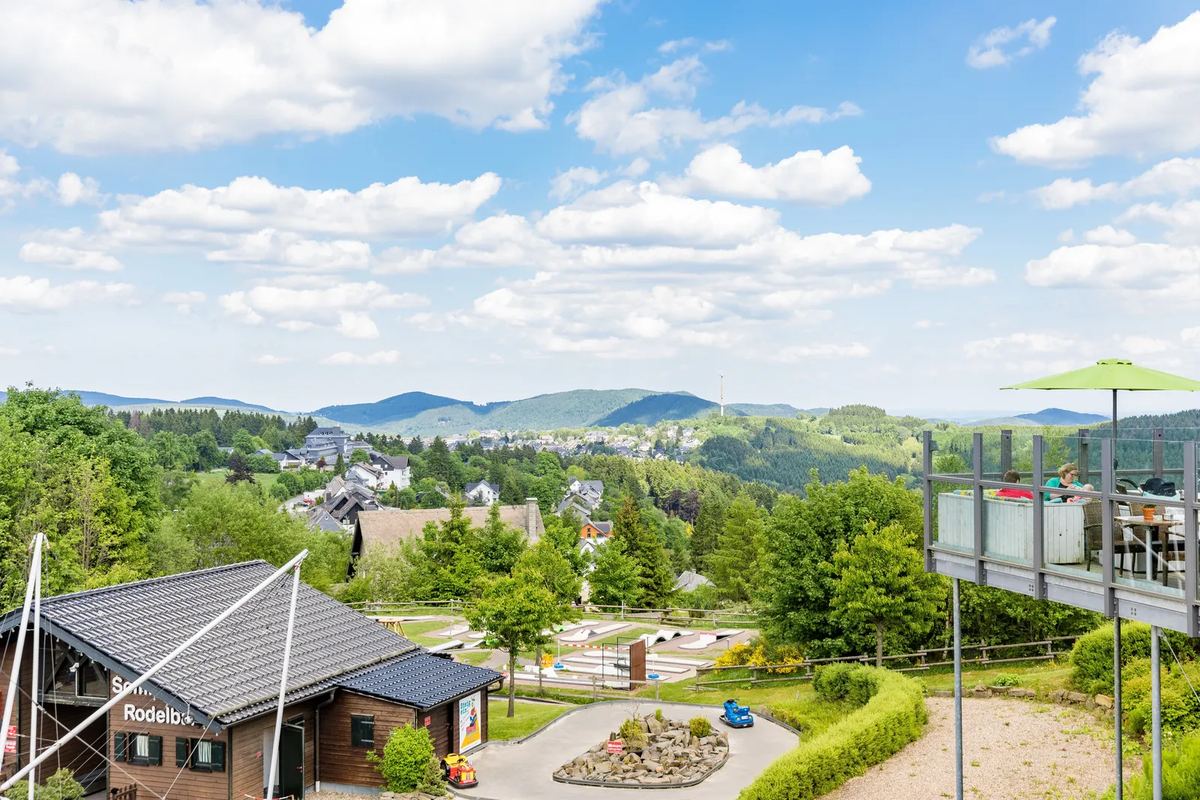 Blick über Hügel und Ort im Sauerland