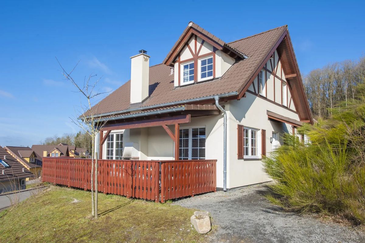 Ferienhaus mit Giebel und Holzbalkon
