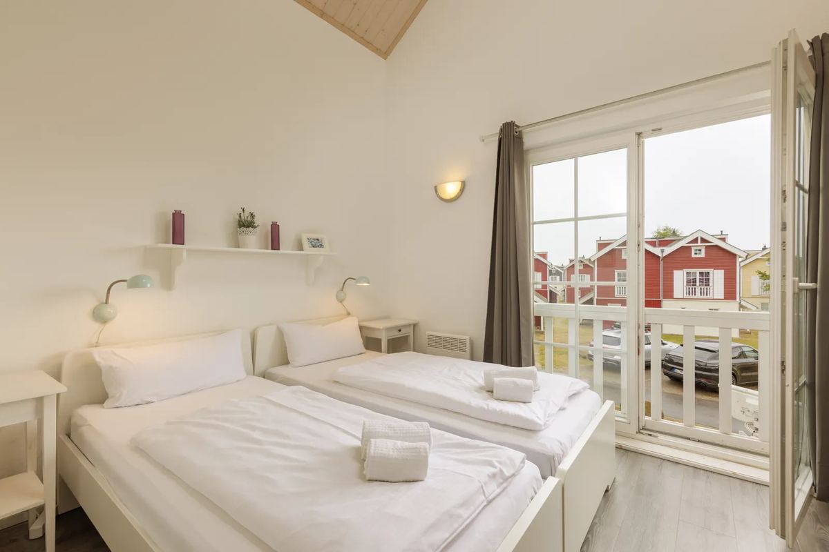 Schlafzimmer mit Balkontür