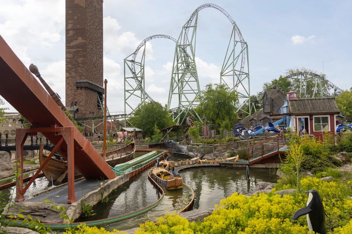 Achterbahnen im Freizeitpark nebenan