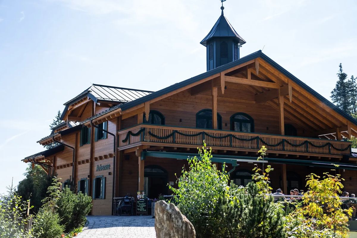 Großes Holzgebäude mit Türmchen