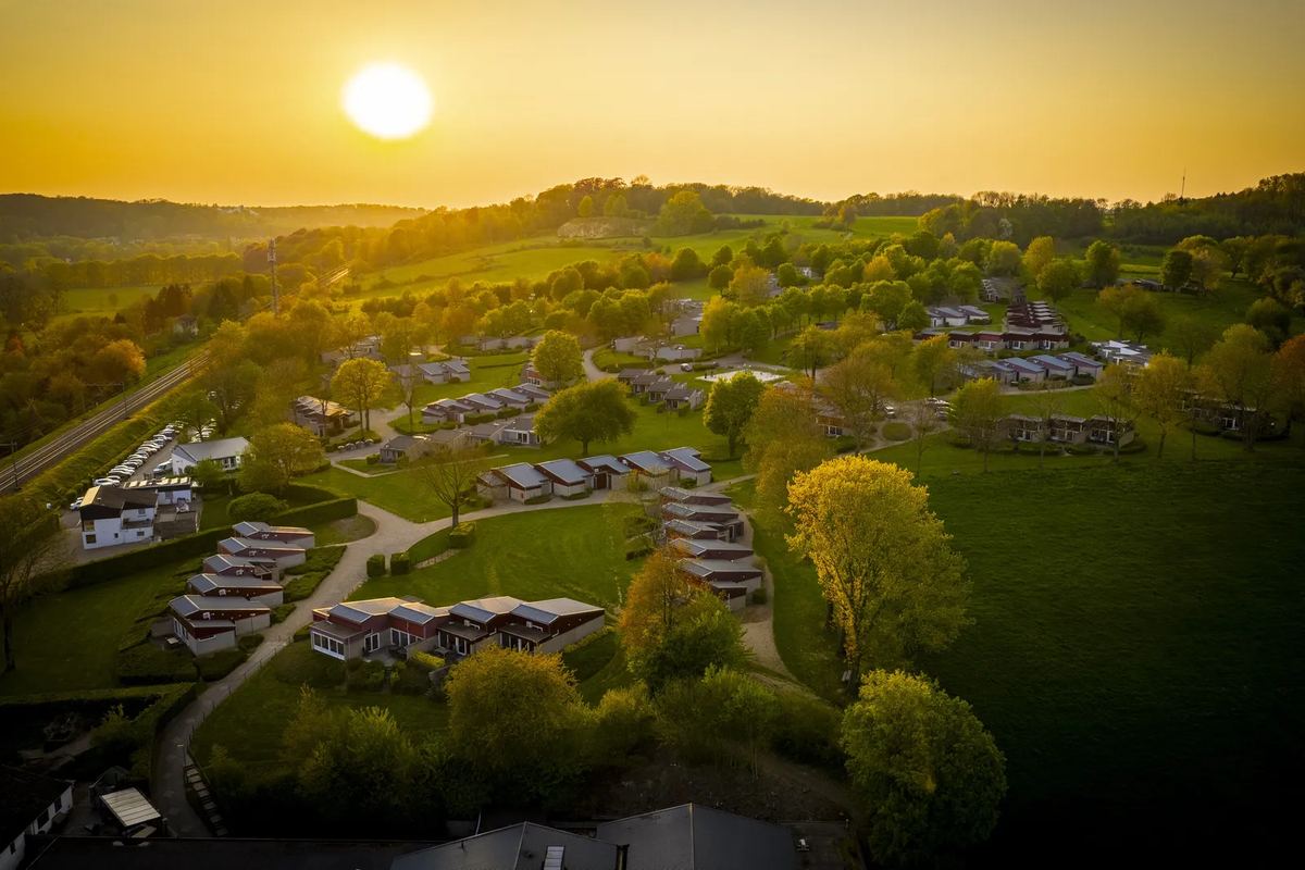 Luftbild: Bungalows im Hügelland bei Sonnenuntergang