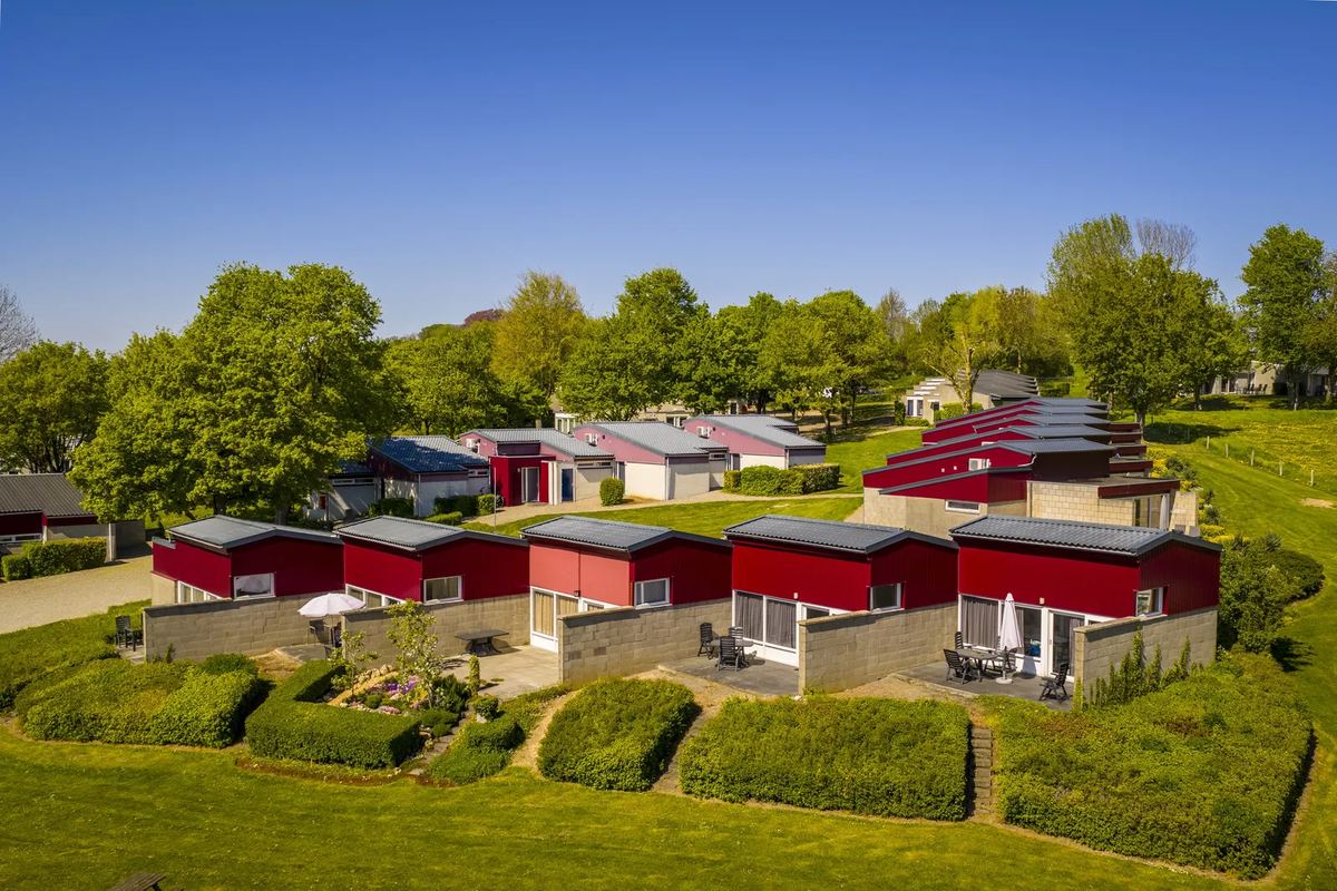 Rote und weiße Bungalows mit Gärten