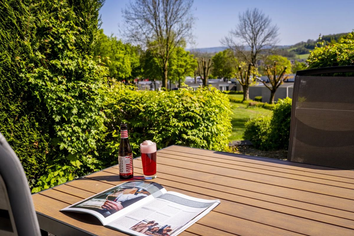 Terrasse mit Tisch und Blick ins Tal