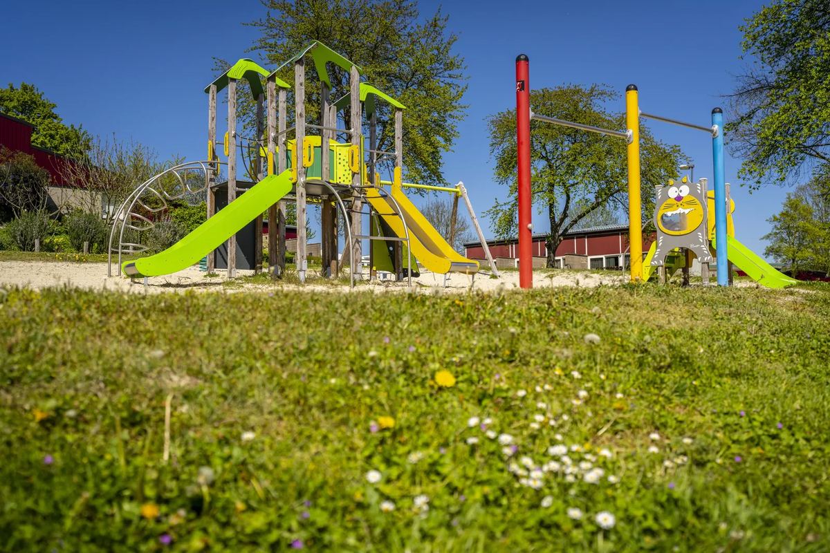 Spielplatz mit Rutschen auf einer Wiese