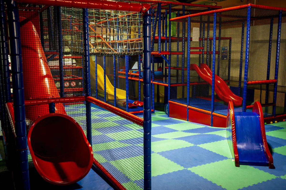 Indoor-Spielplatz mit Rutschen