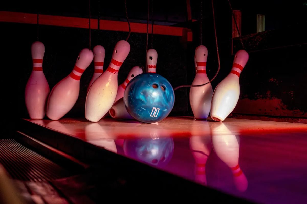 Bowlingkugel trifft Pins