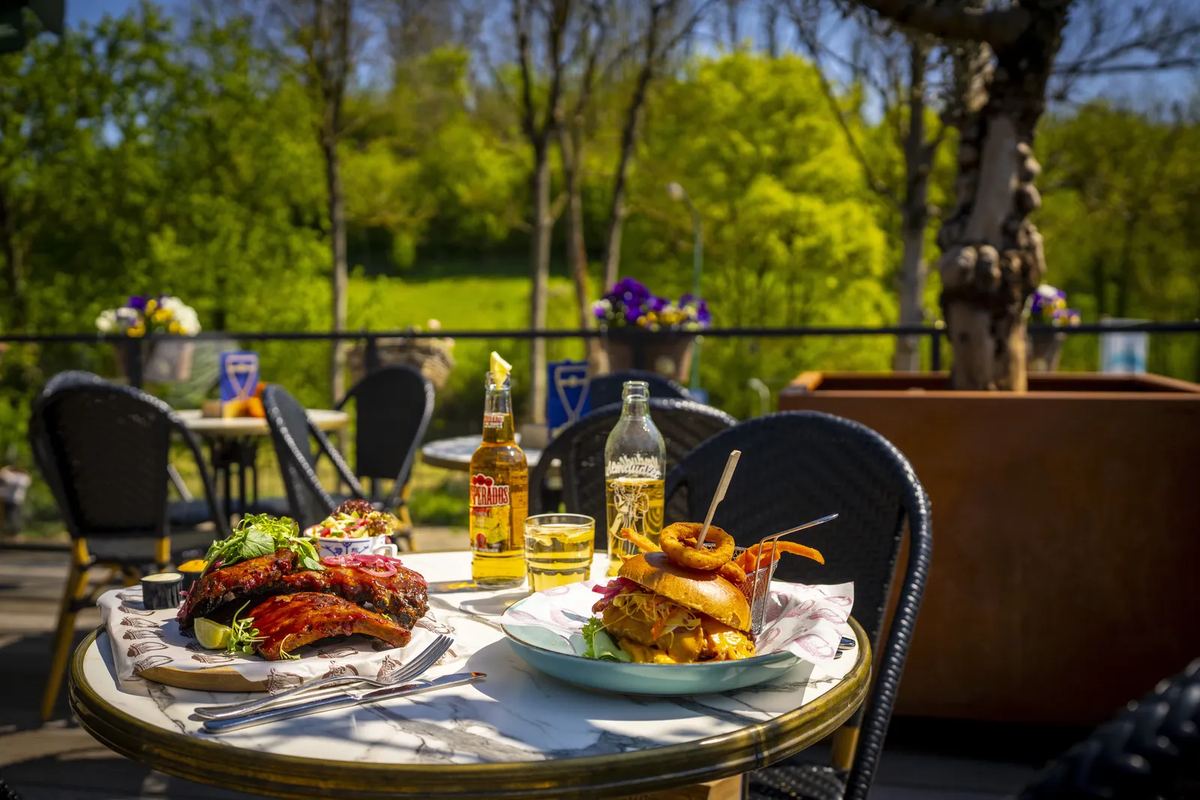 Essen auf einer Terrasse im Grünen