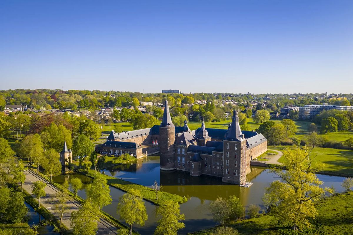 Luftbild: Schloss mit Wassergraben