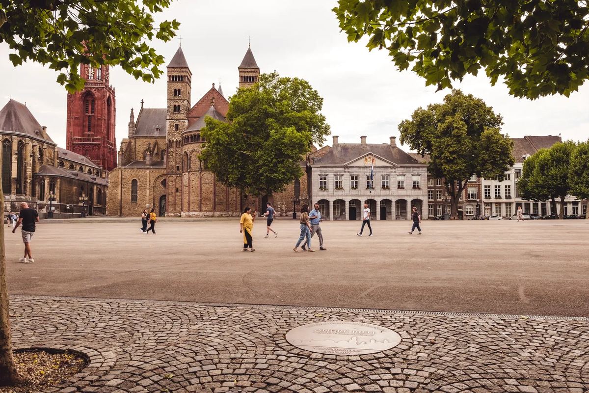 Platz in Maastricht mit Kirchen