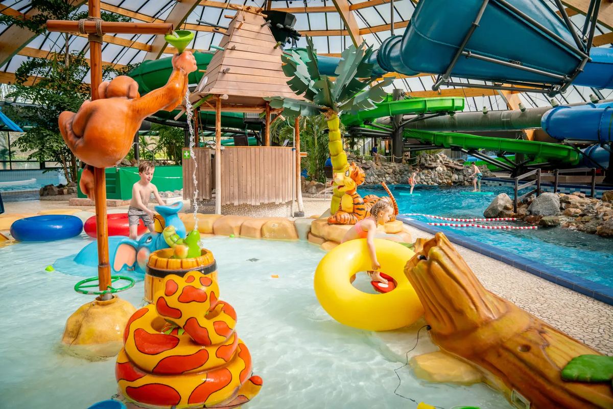 Kinderbecken mit Spielfiguren und Schwimmringen