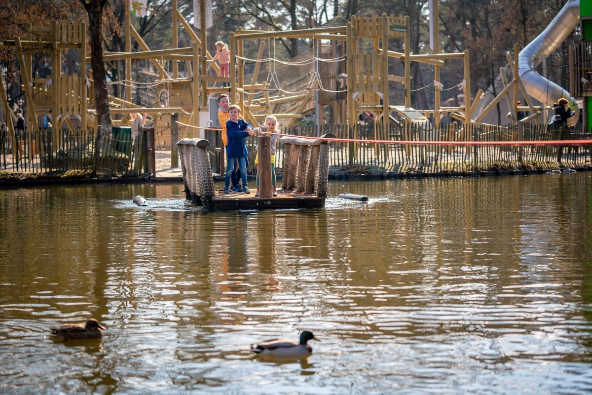 Spielschiff aus Holz auf einem Teich