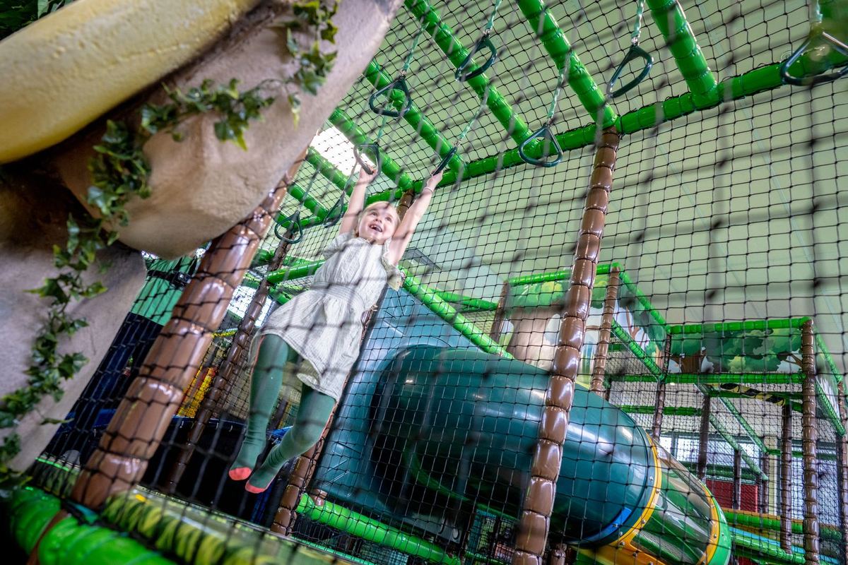 Kletternetze und Rutsche im Indoor-Spielplatz