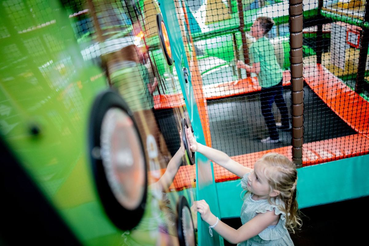 Kinder in einer Spielhalle mit Trampolinen