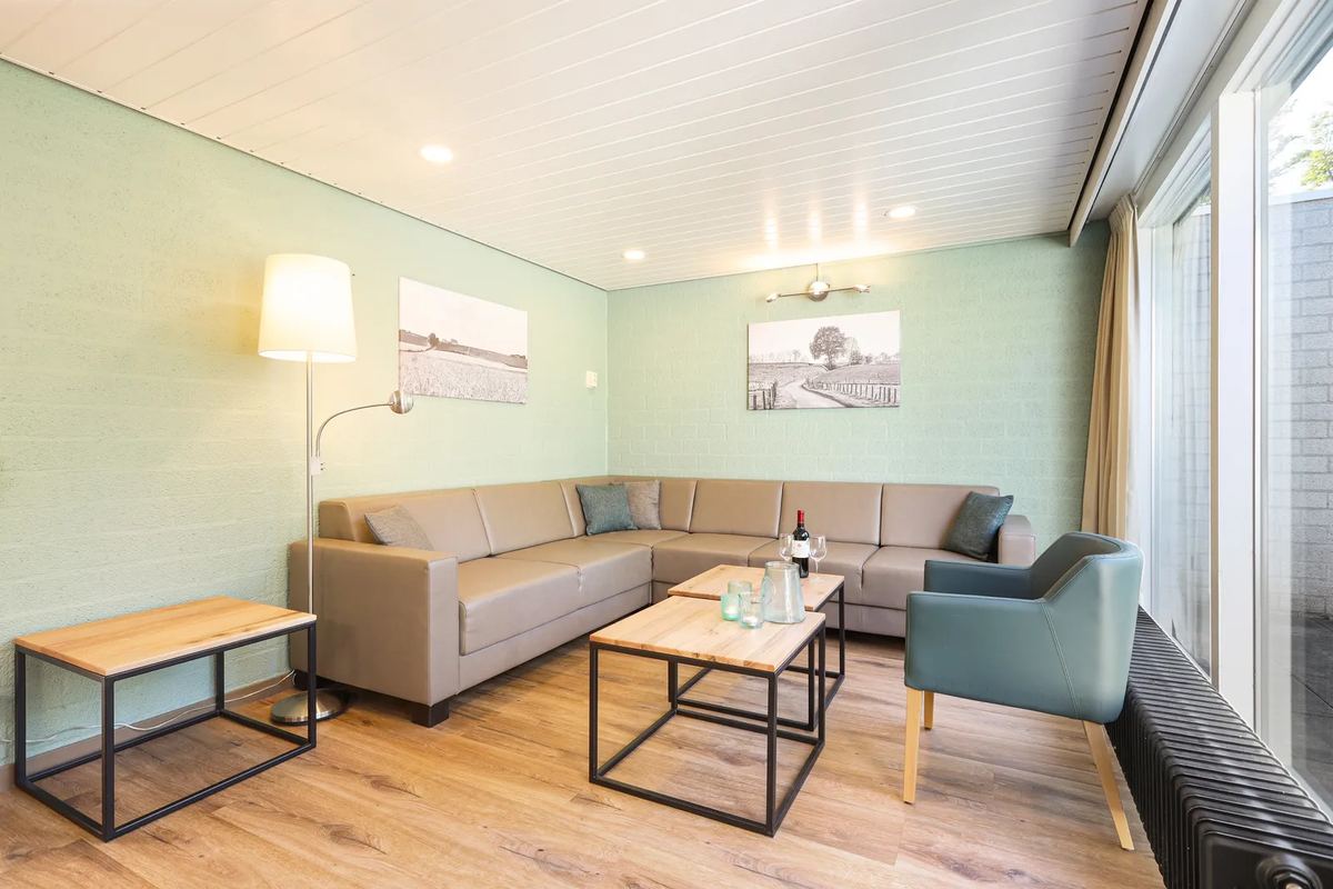 Wohnzimmer mit Ecksofa