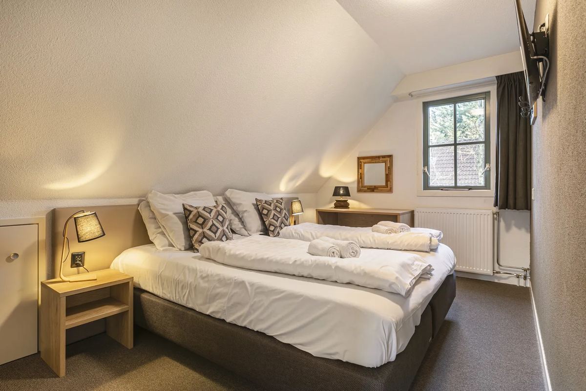 Schlafzimmer mit Doppelbett