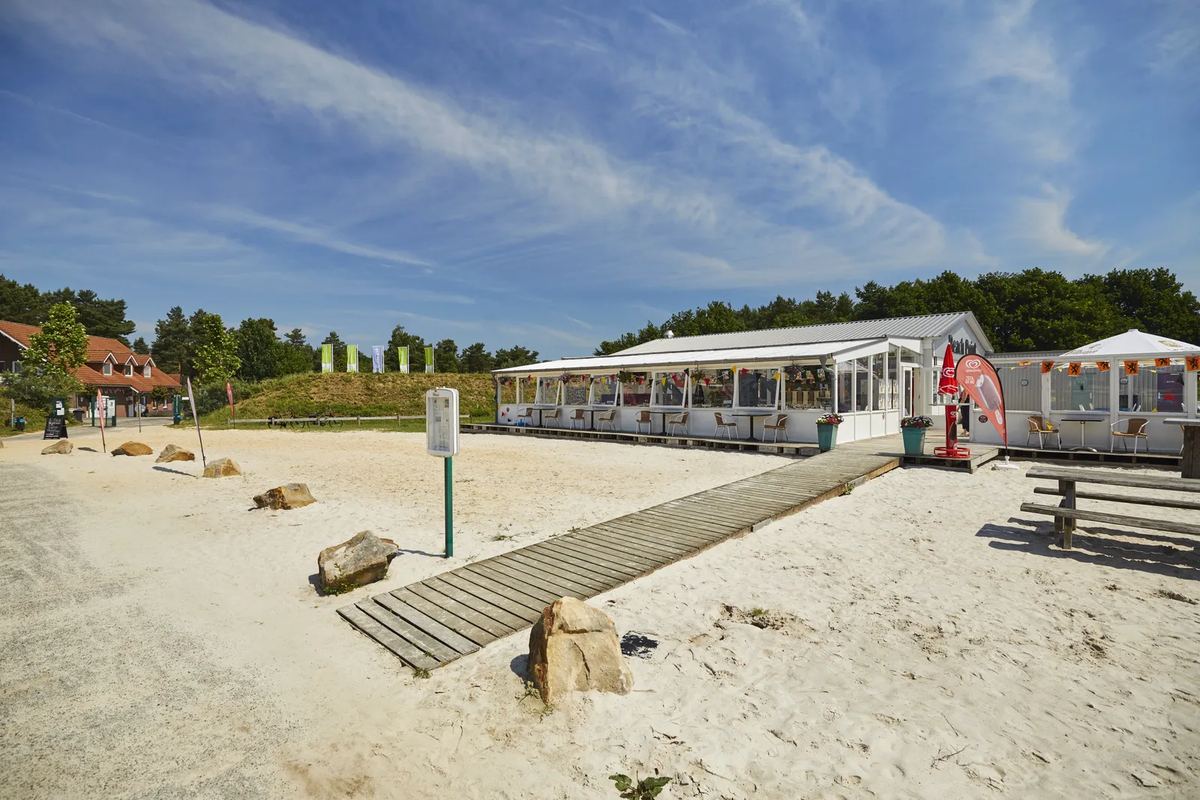 Sandstrand mit Steg und Strandhaus