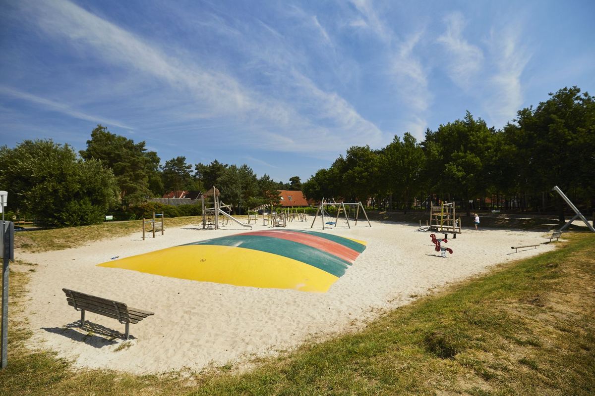 Spielplatz mit Hüpfkissen im Sand
