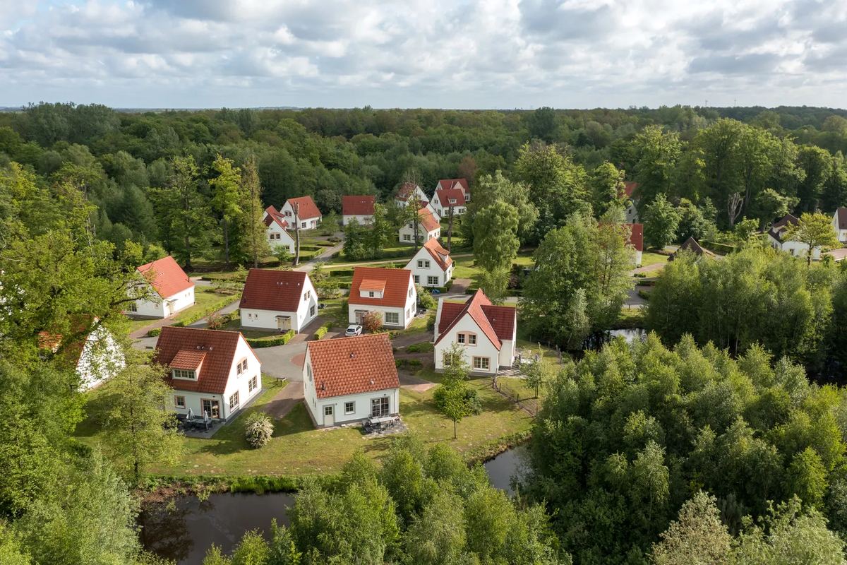 Luftbild: Ferienhäuser an Wegen und Wasser