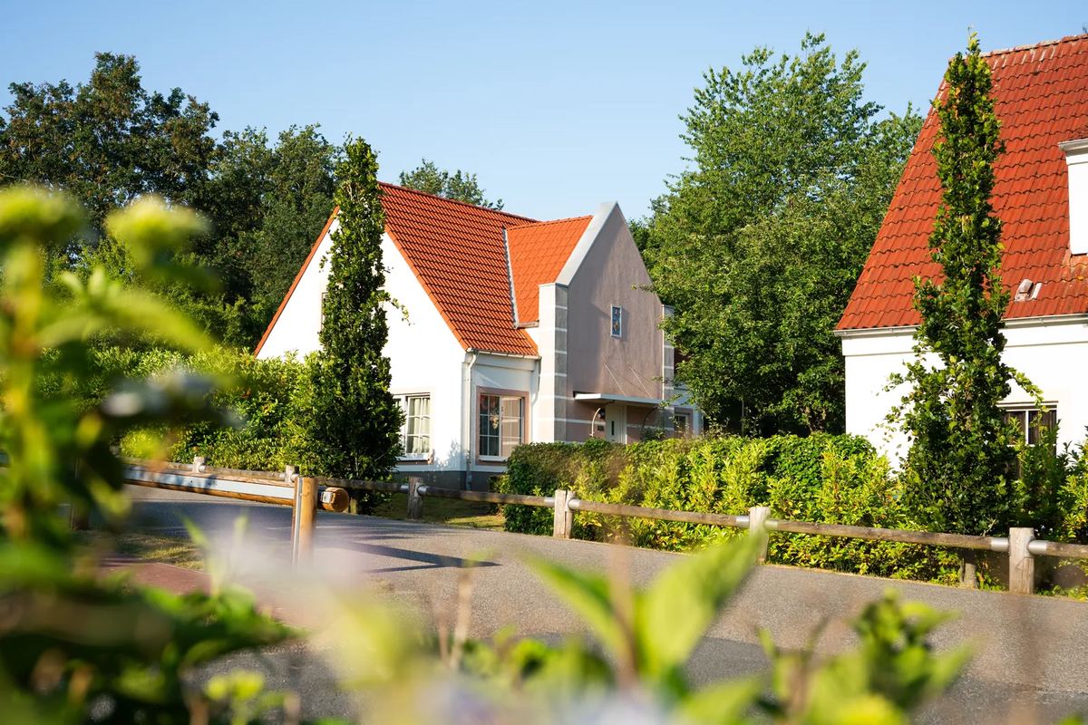Weiße Ferienhäuser mit roten Dächern