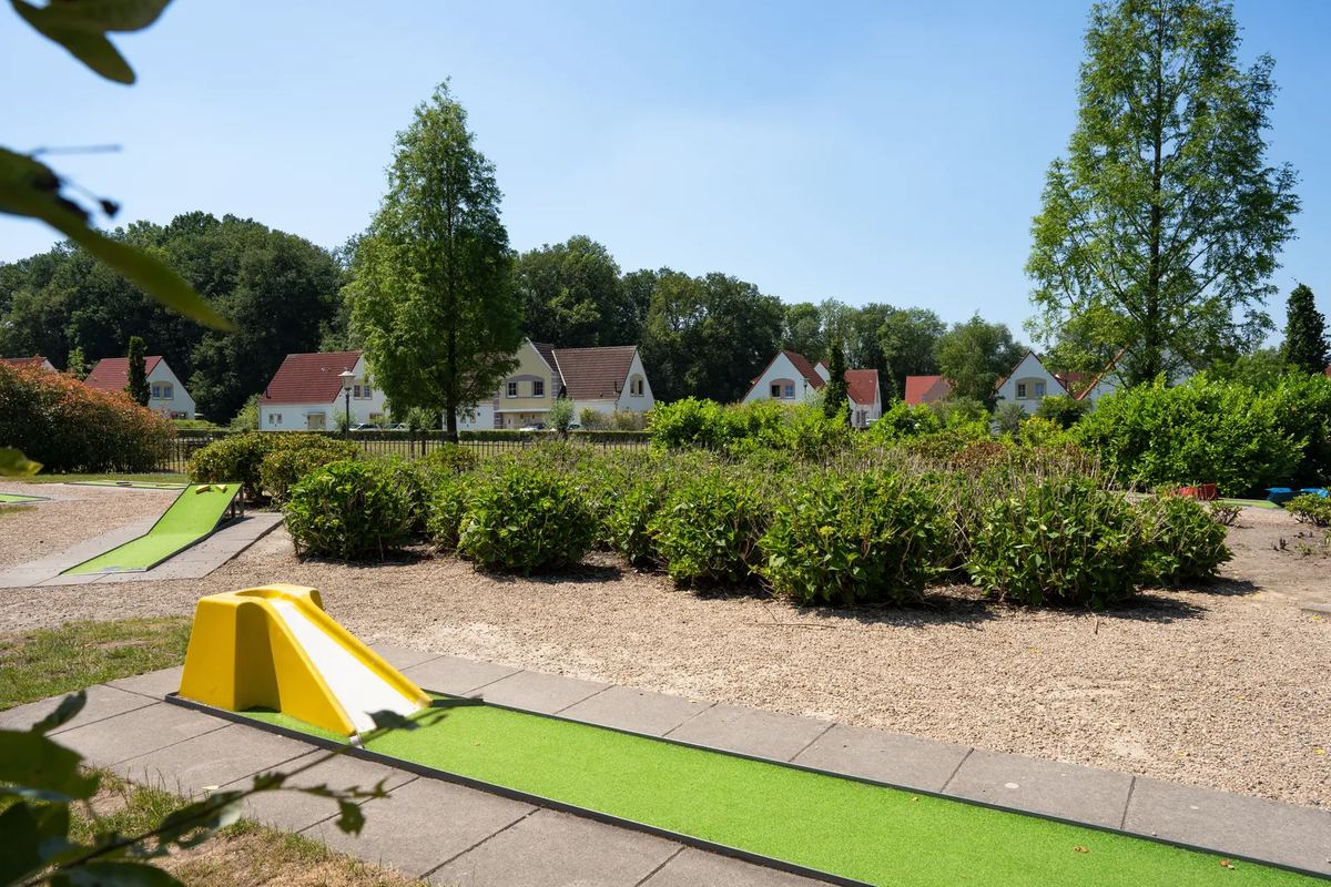 Minigolfbahn vor Ferienhäusern