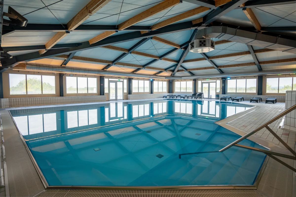 Hallenbad mit Becken und Fensterfront