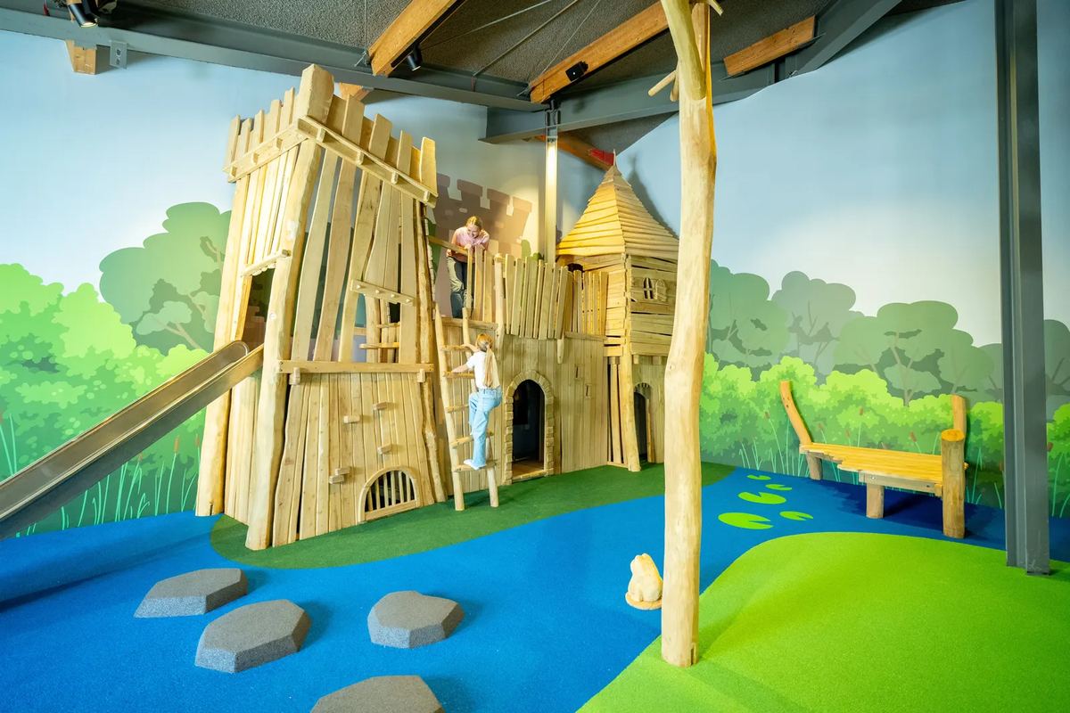 Indoor-Spielplatz mit Holzburg