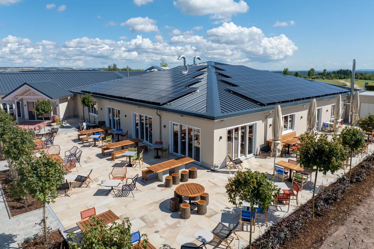 Zentralgebäude mit Terrasse von oben