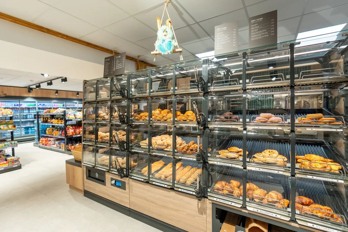 Laden mit Brötchen und Lebensmitteln