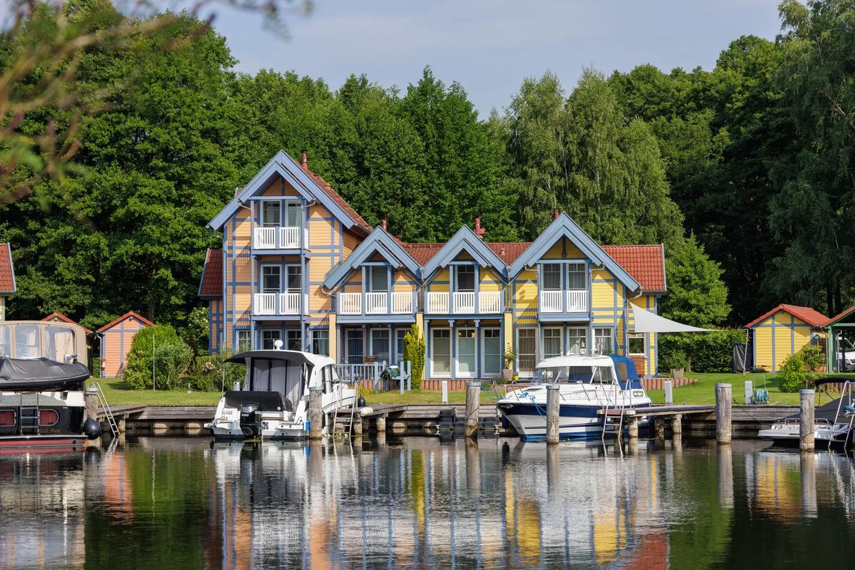 Holzhäuser mit Bootsanlegern direkt am Wasser