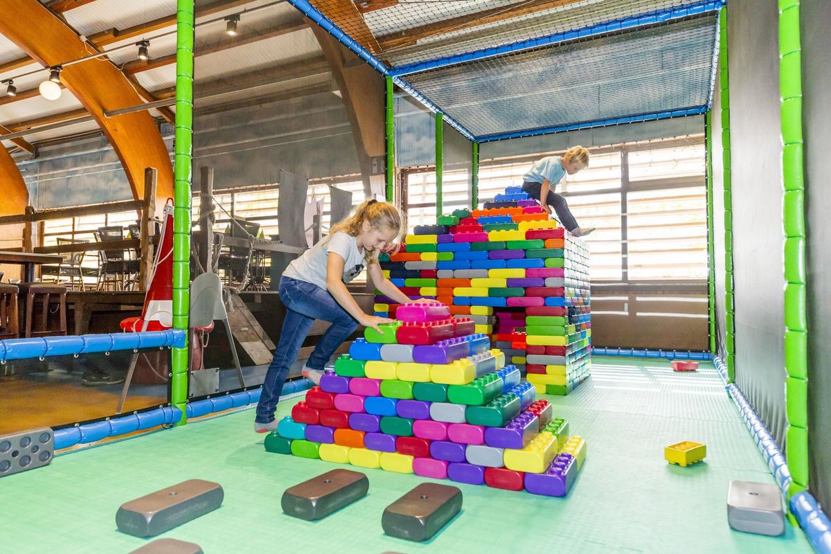 Kinder bauen mit großen Bausteinen
