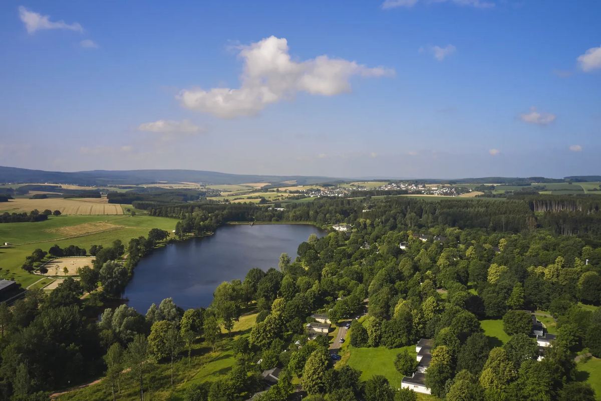 Luftbild: See zwischen Wald und Feldern
