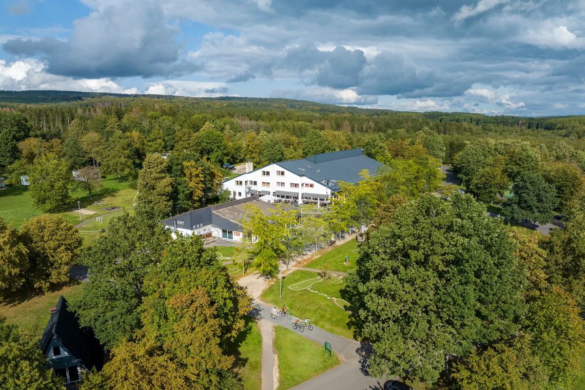 Luftbild: Zentralgebäude zwischen Bäumen
