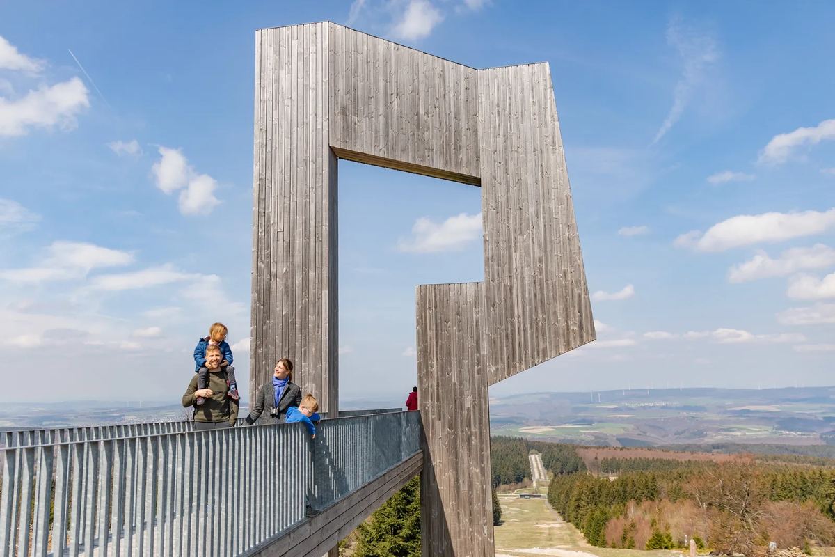 Familie auf einer Aussichtsplattform aus Holz