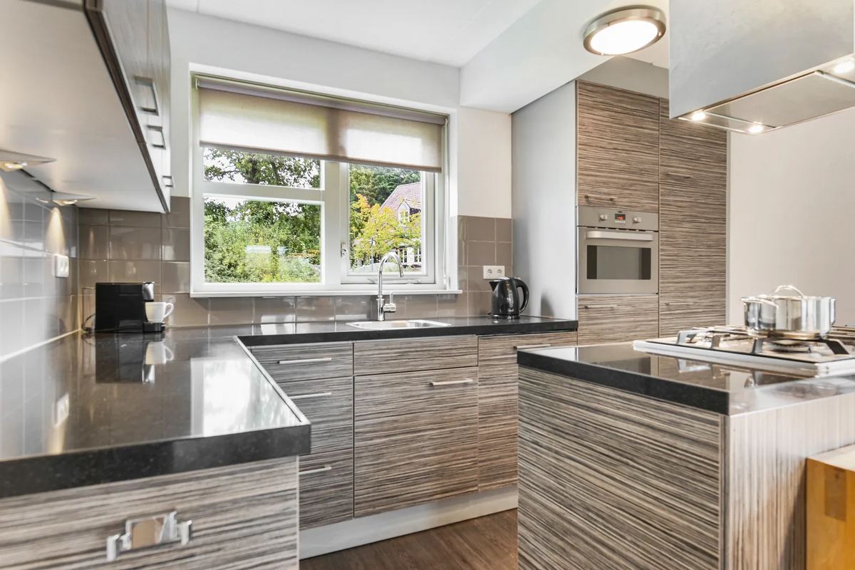 Küche mit Backofen und Arbeitsfläche