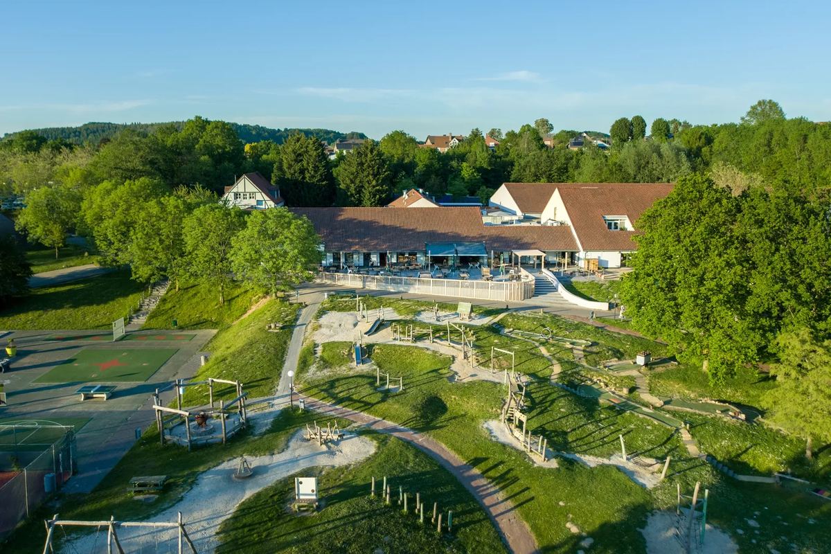 Luftbild: Hauptgebäude und Minigolf zwischen Bäumen