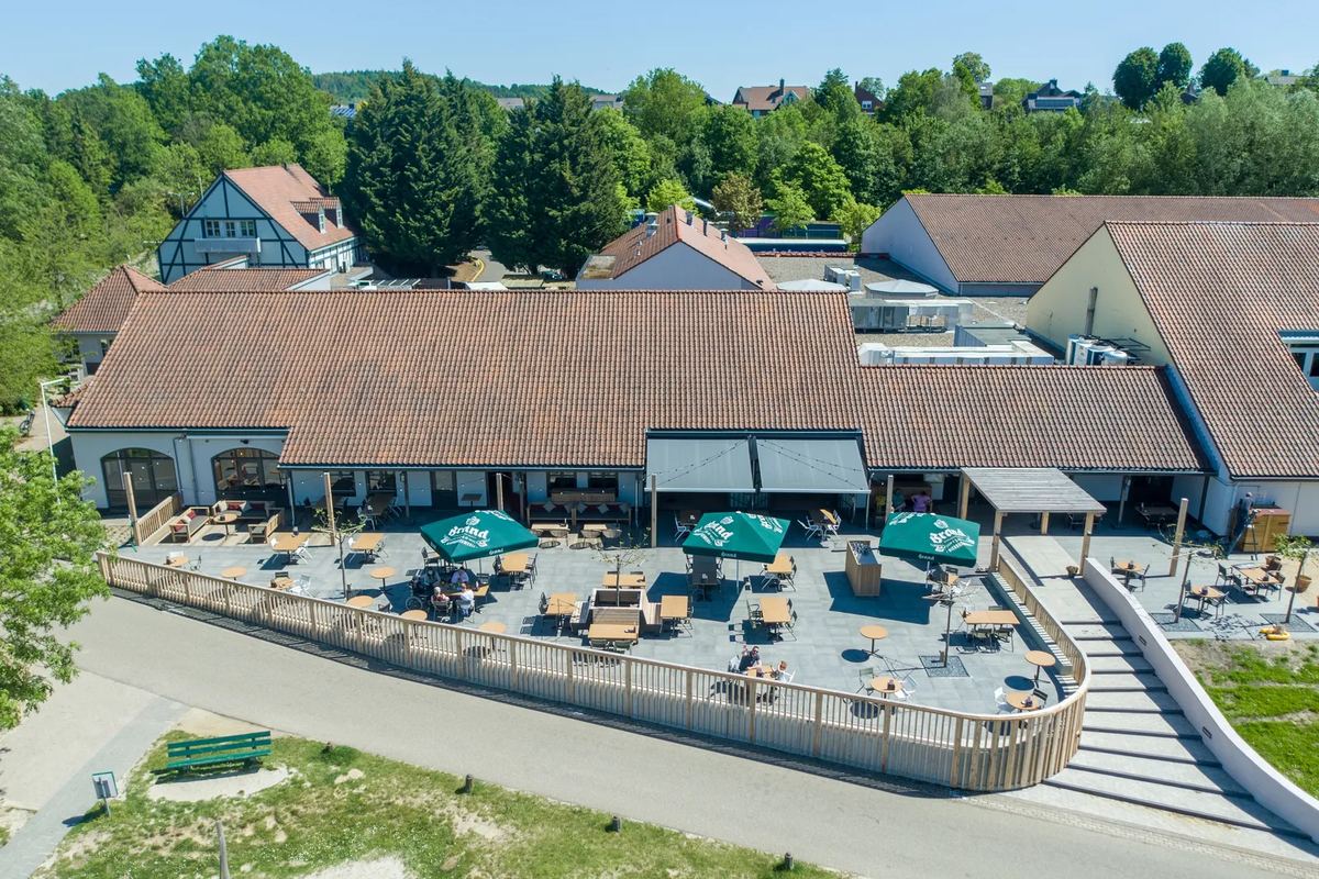 Hauptgebäude mit großer Außenterrasse