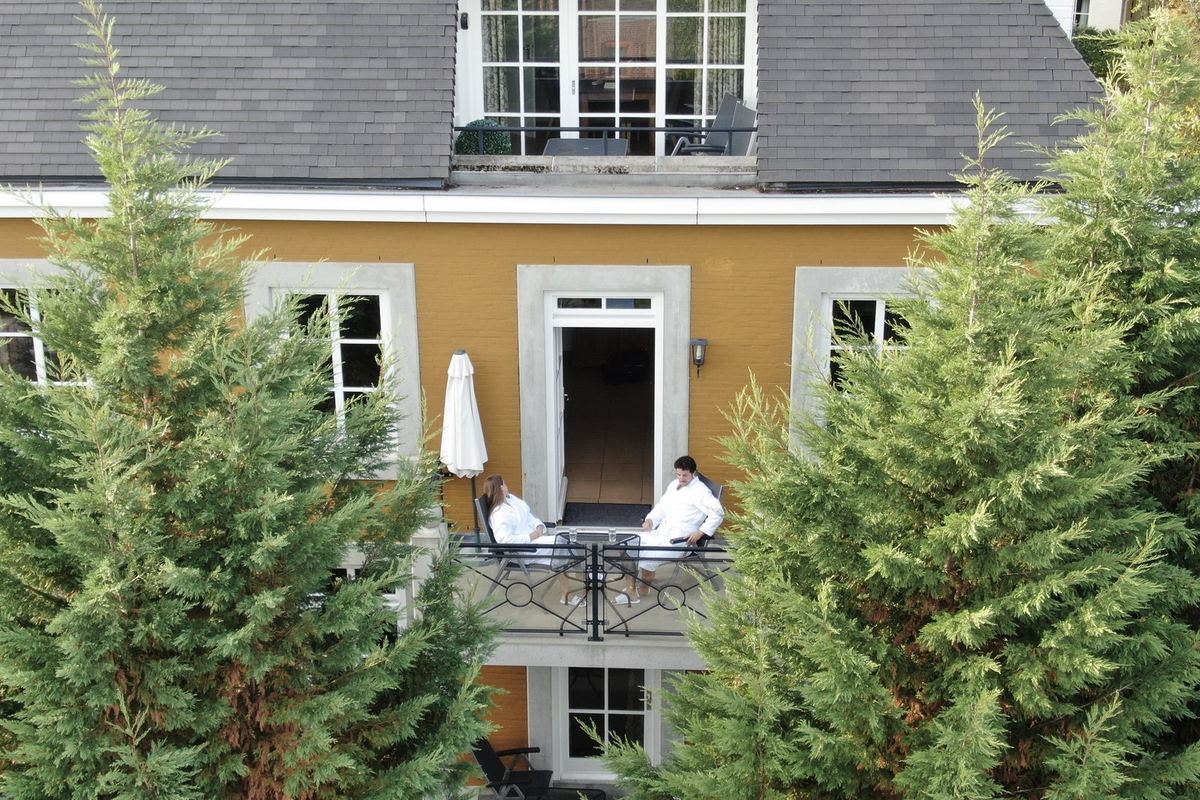 Gelbes Hauptgebäude mit Balkon