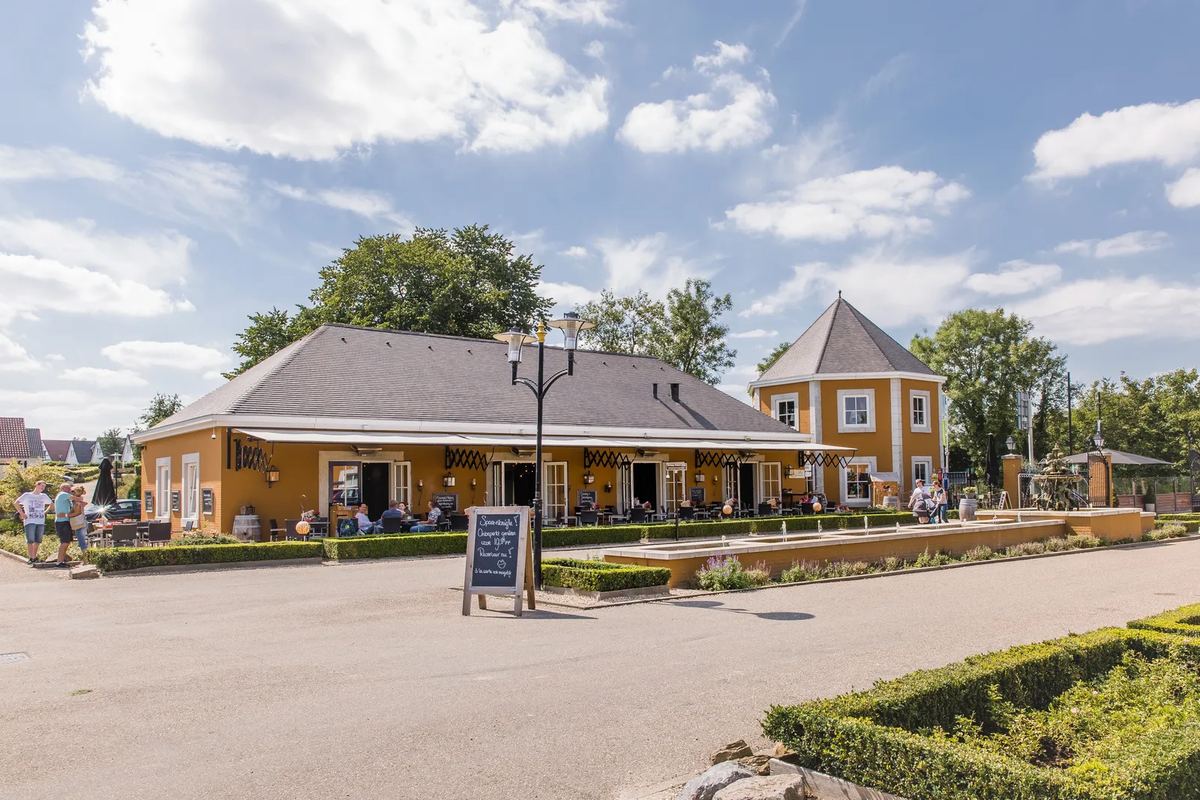Zentralgebäude mit Terrasse