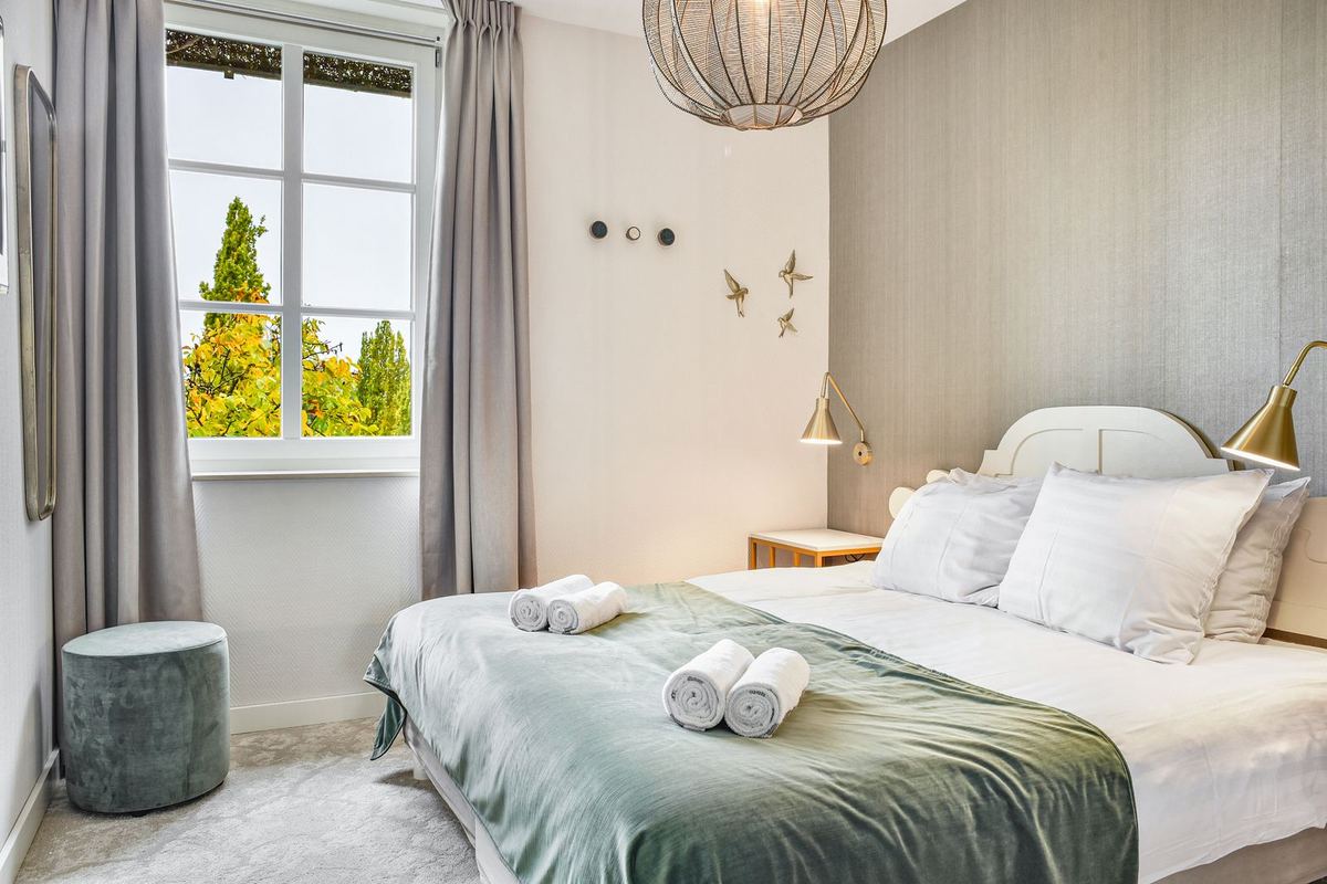 Schlafzimmer mit Doppelbett