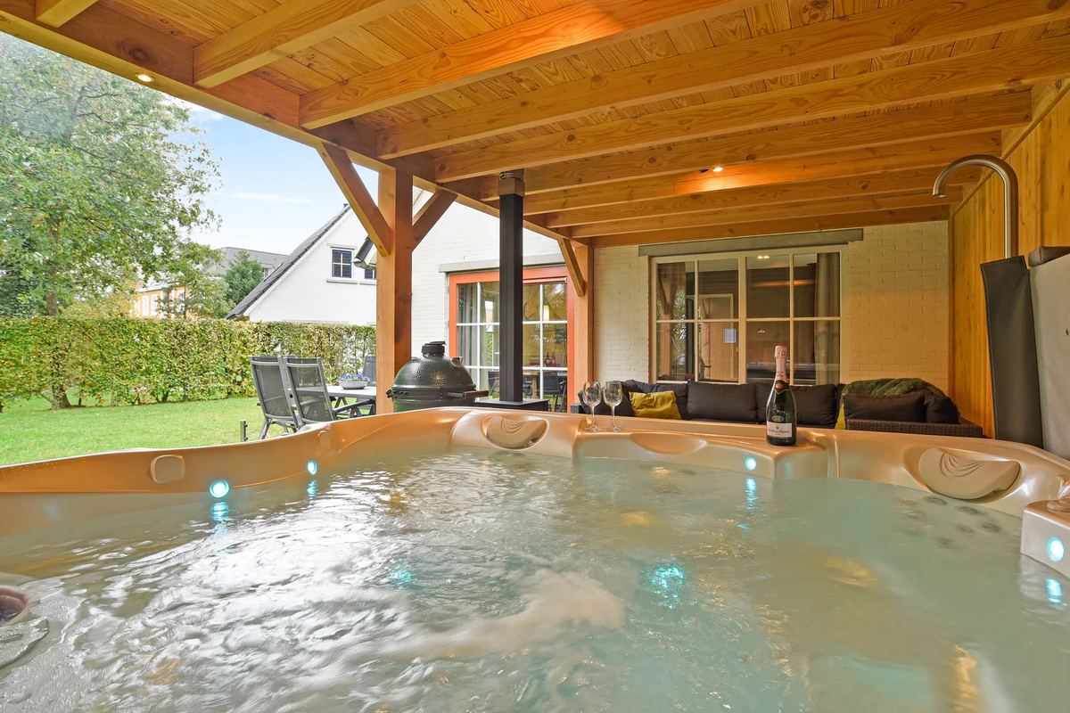 Whirlpool unter einem Holzdach