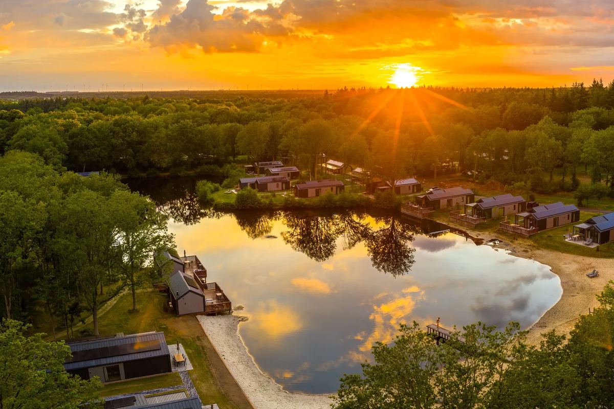 Luftbild: Park mit Teich im Wald bei Sonnenuntergang