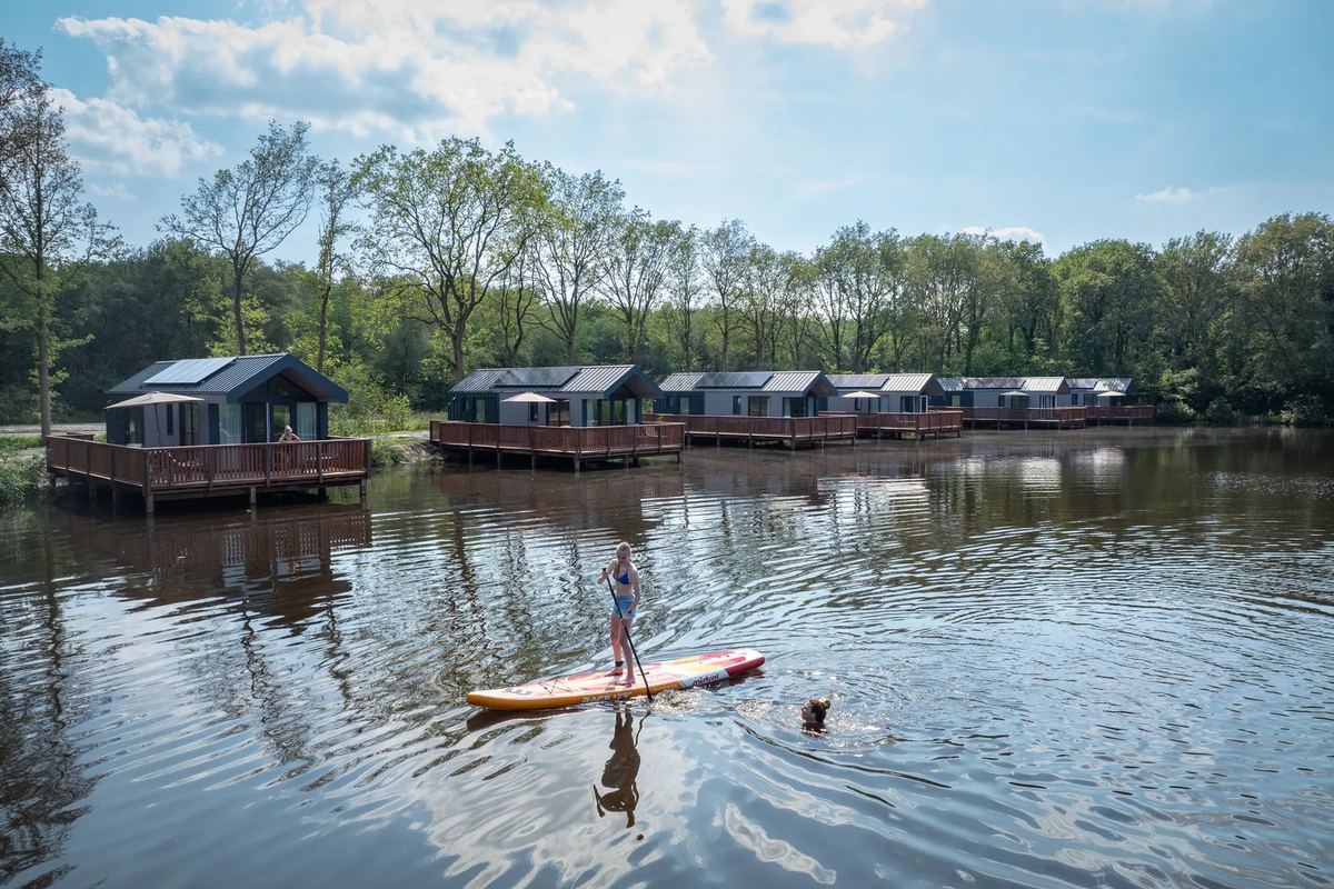 Stand-up-Paddler vor Wasserlodges