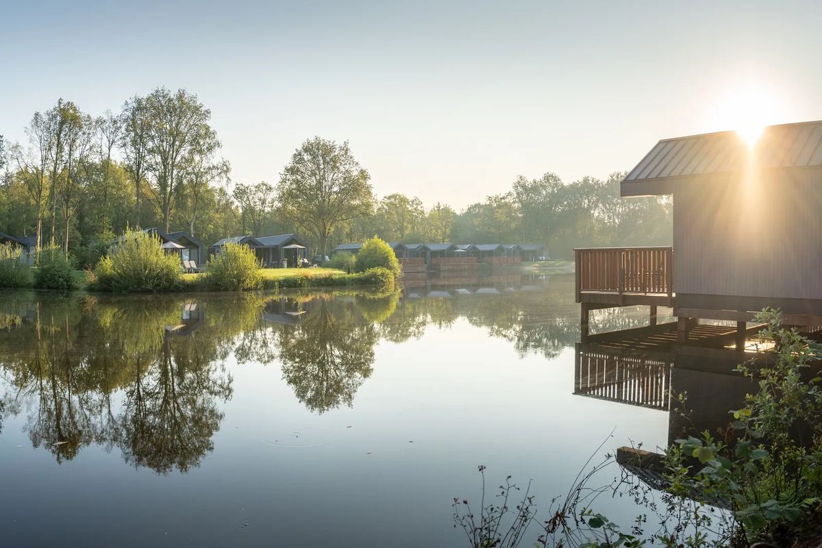 Teich mit Lodges im Morgenlicht