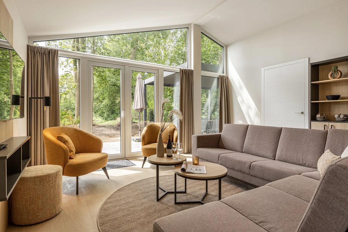 Wohnzimmer mit Sofa und Sessel