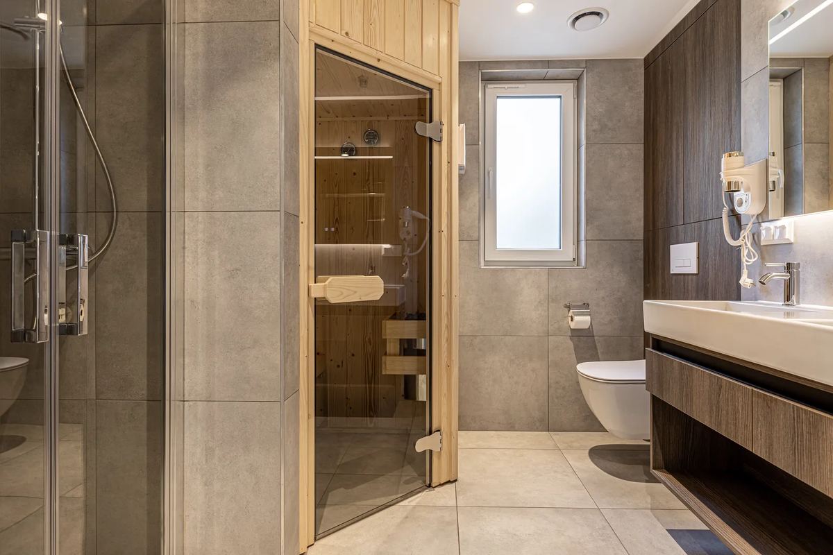 Badezimmer mit Saunakabine