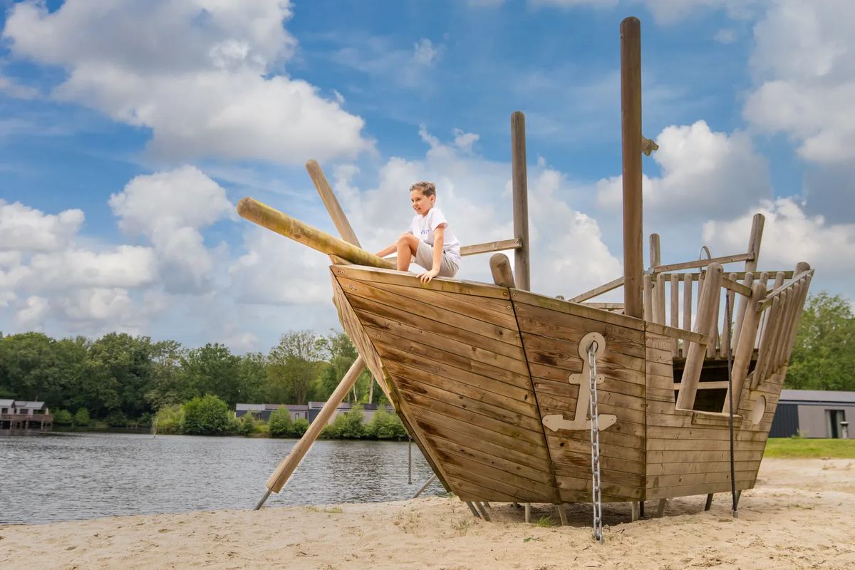 Spielschiff aus Holz am Sandstrand