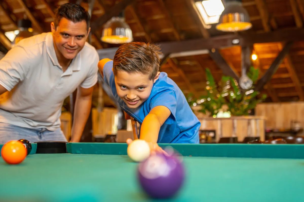 Vater und Sohn spielen Billard